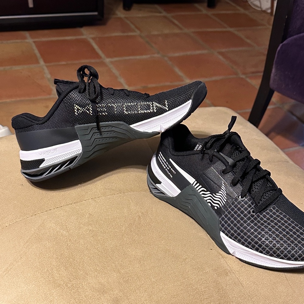 Nike Metcon Black and White Training Shoes Sneakers - like new